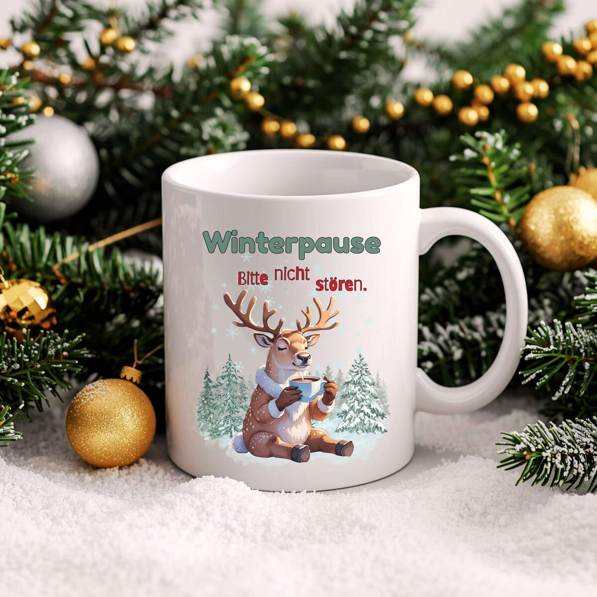Lustige Weihnachtstasse mit Rentier-Motiv und Spruch „Winterpause – Bitte nicht stören“ als originelles Weihnachtsgeschenk für Männer, Frauen, Kollegin, Kollegen, Freund oder Freundin. Wintertasse aus Keramik mit Weihnachtsmotiv – ideal als Geschenkidee Weihnachten, Wichtelgeschenk, Nikolausgeschenk oder kleines Geschenk für die Adventszeit. Perfekt als Glühweintasse, Kaffeetasse oder Teetasse für Büro oder Zuhause. Hochwertiger Druck, beidseitig bedruckt, spülmaschinengeeignet.
