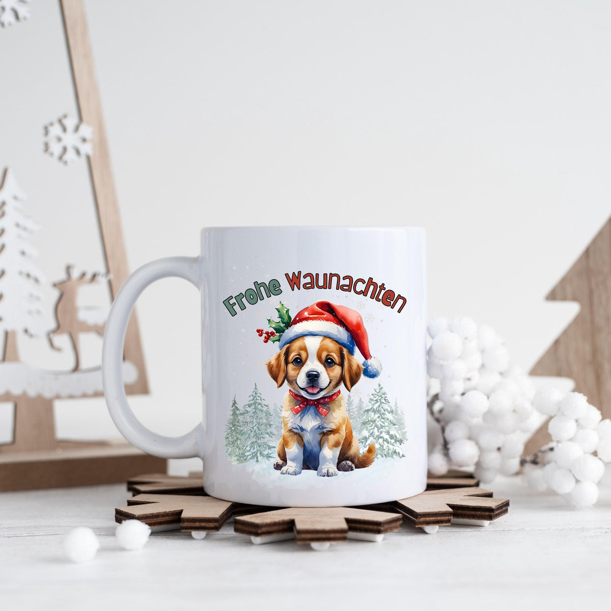 Lustige Weihnachtstasse mit Hundemotiv und Spruch „Frohe Waunachten“ – perfekt als Weihnachtsgeschenk für Hundefreunde, Kollegen, Familie oder Freunde. Die Keramiktasse zeigt einen süßen Welpen mit Weihnachtsmütze, Geschenk und Tannenwald – ideal für den Advent, Nikolaus oder als Wichtelgeschenk. Geschenkidee für Hundebesitzer zu Weihnachten. Hochwertiger Druck, langlebig und farbenfroh. Wintertasse für Kaffee, Tee, Kakao oder Glühwein mit liebevollem Hundedesign und festlicher Stimmung.
