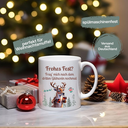 Lustige Glühweintasse mit Rentier und Spruch „Frag mich nach dem dritten Glühwein nochmal“. Weihnachtsbecher mit Humor, Schnee, Wald und zwei Glühweingläsern. Geschenkidee Weihnachten für Kollegin, Freund, Freundin oder Familie. Ideal als Wichtelgeschenk, Nikolausgeschenk oder kleines Geschenk für Glühwein-Fans. Hochwertige Keramiktasse, beidseitig bedruckt. Wintertasse für Männer und Frauen, perfekt für Weihnachtsfeier, Weihnachtsmarkt oder Büro. Geschenk Weihnachten mit Rentier-Motiv