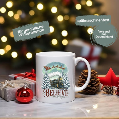 Weihnachtstasse mit nostalgischem Zug, Weihnachtsmann im Schlitten und verschneiten Tannenbäumen, Keramiktasse mit liebevollem Weihnachtsmotiv, Geschenkidee Weihnachten für Frauen, Männer, Freunde und Familie, hochwertiger Winterbecher Believe in Magic, ideal als kleines Weihnachtsgeschenk, Nikolaustasse oder festlicher Kaffee- & Teebecher, spülmaschinenfest, mikrowellengeeignet und mit langlebigem Druck für die Weihnachtszeit. Weihnachtstasse mit Zug, Weihnachtsgeschenk Tasse Keramikbecher