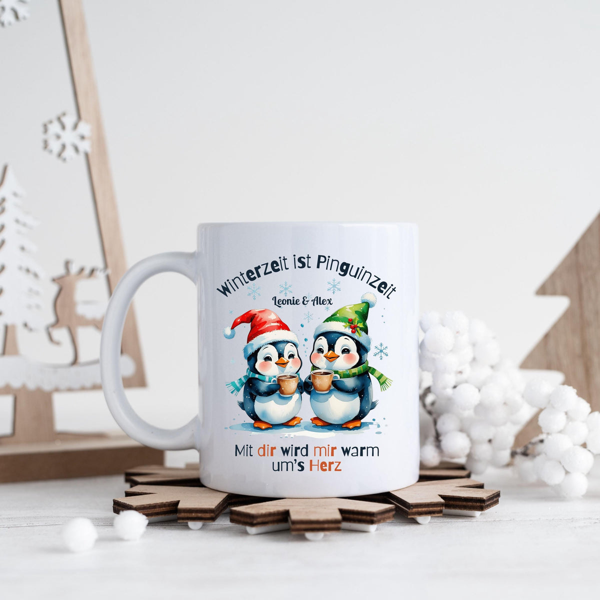 Personalisierte Weihnachtstasse für Paare mit Namen, ideal als liebevolles Weihnachtsgeschenk für Freund, Freundin oder Ehepartner. Hochwertige Keramiktasse mit festlichem Design und langlebigem Druck – perfekt für gemütliche Winterabende zu zweit. Diese Partner-Tasse ist ein besonderes Geschenk unter dem Weihnachtsbaum oder als kleines Wichtelgeschenk mit persönlicher Note. Ein romantisches Weihnachtsgeschenk, das jeden Morgen an die gemeinsame Zeit erinnert.