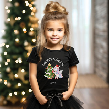 Personalisierter Einhorn Weihnachtspullover Kinder mit Namen – festliches Weihnachtsoutfit für Mädchen und Jungen. Perfekt als Geschwister Outfit Weihnachten oder Weihnachtsgeschenk Baby. Niedliches Einhorn mit Weihnachtsbaum und Mütze auf Pullover, T-Shirt oder Body. Kinder Kleidung Weihnachten, Bio Baumwolle, hochwertiger Druck, nachhaltig produziert. Ideal für Familienfotos, Feiern, Kindergarten oder Krippe. Magisches Einhorn Weihnachtsoutfit für kleine Träumerinnen und Träumer.
