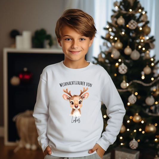 Weihnachtspullover mit niedlichem Rentier-Motiv und dem Text „Weihnachtszauber von [Name]“ – personalisierbar und ideal als Weihnachtsoutfit für Kinder. Perfekt für Jungen, Mädchen oder Babys als festlicher Pullover, Weihnachts-T-Shirt oder Babybody. Der süße Rentier-Print mit Geweih und großen Augen macht das Design zum Hingucker auf Weihnachtsfotos, bei der Bescherung oder im Partnerlook mit Geschwistern. Eine liebevolle Geschenkidee für die Feiertage mit persönlichem Namen.