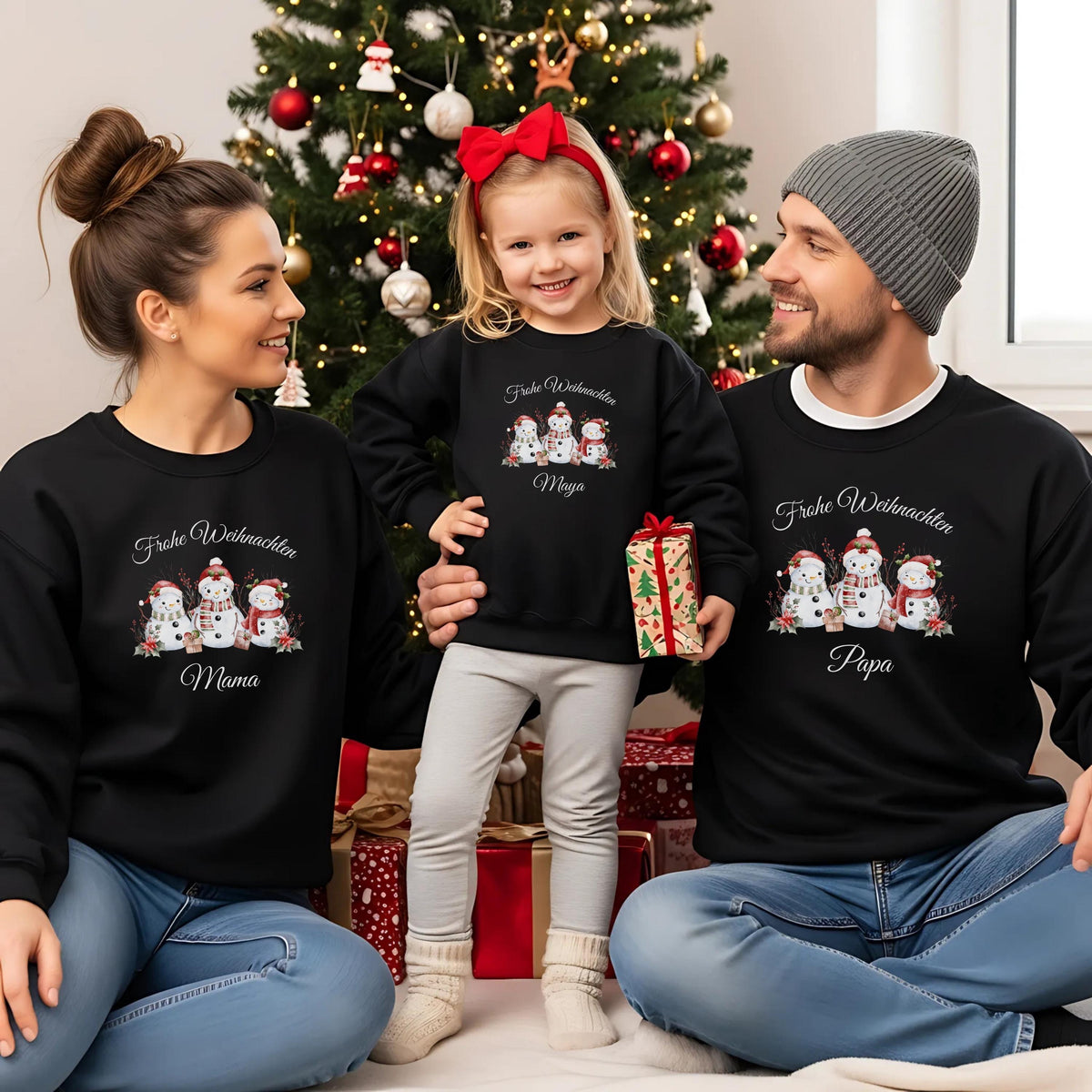 Personalisierbarer Weihnachtspullover Familie mit süßen Schneemännern – perfektes Weihnachtsoutfit als Partnerlook Weihnachten für Eltern, Kinder & Baby. Drei Schneemänner mit Weihnachtsmützen, Geschenken und Wintergrün bringen festliche Stimmung auf T-Shirt, Pullover oder Body. Ideal als Geschwister-Outfit, Familienpulli oder Geschenk zu Weihnachten. Kuscheliger Winterpullover, nachhaltig bedruckt – für Familienfotos, Feiern und gemütliche Wintertage.  Familienoutfit personalisiert Winterpulli