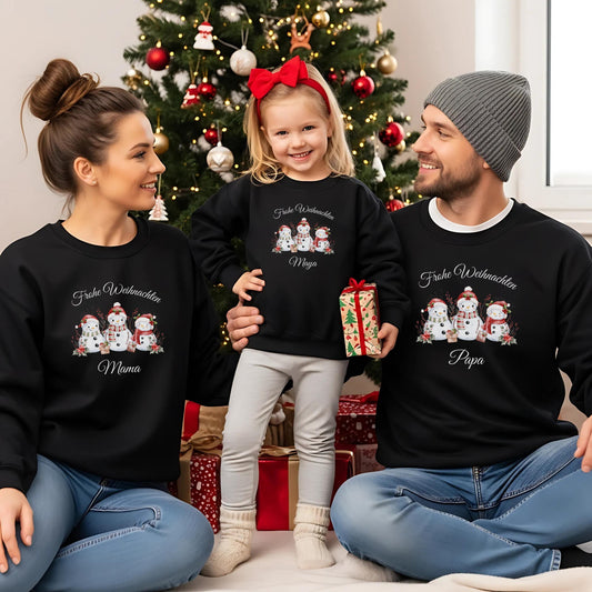 Personalisierbarer Weihnachtspullover Familie mit süßen Schneemännern – perfektes Weihnachtsoutfit als Partnerlook Weihnachten für Eltern, Kinder & Baby. Drei Schneemänner mit Weihnachtsmützen, Geschenken und Wintergrün bringen festliche Stimmung auf T-Shirt, Pullover oder Body. Ideal als Geschwister-Outfit, Familienpulli oder Geschenk zu Weihnachten. Kuscheliger Winterpullover, nachhaltig bedruckt – für Familienfotos, Feiern und gemütliche Wintertage.  Familienoutfit personalisiert Winterpulli