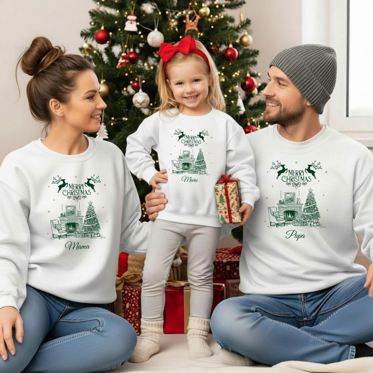 Personalisierter Weihnachtspullover mit nostalgischem Kaminzimmer, geschmücktem Weihnachtsbaum, Rentieren und Geschenken – ideal als Familienoutfit für Weihnachten. Der Partnerlook für Eltern, Kinder und Babys ist perfekt für Familienfotos, Geschwisteroutfits und feierliche Tage. Ob als Winterpullover, Sweatshirt, Body oder T-Shirt: Das personalisierbare Weihnachtsoutfit mit Name ist ein liebevolles Geschenk für Mama, Papa, Kinder oder Großeltern – für festliche Erinnerungen im Familienlook.