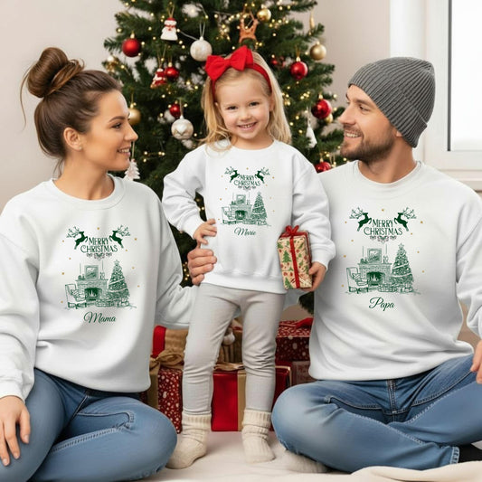 Personalisierter Weihnachtspullover mit nostalgischem Kaminzimmer, geschmücktem Weihnachtsbaum, Rentieren und Geschenken – ideal als Familienoutfit für Weihnachten. Der Partnerlook für Eltern, Kinder und Babys ist perfekt für Familienfotos, Geschwisteroutfits und feierliche Tage. Ob als Winterpullover, Sweatshirt, Body oder T-Shirt: Das personalisierbare Weihnachtsoutfit mit Name ist ein liebevolles Geschenk für Mama, Papa, Kinder oder Großeltern – für festliche Erinnerungen im Familienlook.