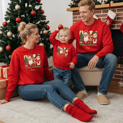 Personalisierter Weihnachtspullover Familie mit Retro-Motiv: Weihnachtsbaum, Weihnachtsmann, Rentier und Schneemann im klassischen Design. Perfekt als Partnerlook Weihnachten für Eltern, Kinder und Babys. Ideal für Geschwister-Outfits, Familienfotos, Heiligabend oder als liebevolles Weihnachtsgeschenk. Der festliche Sweater im Vintage-Stil mit „Merry Christmas“-Schriftzug lässt nostalgische Weihnachtsgefühle aufleben. Hochwertig bedruckt, personalisierbar mit Namen und nachhaltig produziert.