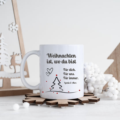 Romantische Weihnachtstasse mit Spruch „Weihnachten ist, wo du bist“ und Wunschname. Personalisierte Tasse für Paare, Partner, Freundin oder Freund. Geschenkidee Weihnachten mit Herz für Verliebte oder als liebevolle Aufmerksamkeit in der Adventszeit. Hochwertig bedruckte Keramiktasse mit modernem, schlichtem Design. Perfekt als Wichtelgeschenk, Nikolausüberraschung oder kleines Weihnachtsgeschenk mit emotionaler Botschaft.