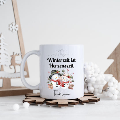 Personalisierte Weihnachtstasse mit Spruch „Winterzeit ist Herzenszeit“ und niedlichem Schneemann-Paar Motiv. Geschenkidee Weihnachten für Paare, Partner, Freundin oder Freund. Wintertasse mit Namen individuell personalisierbar. Keramiktasse Weihnachten für Verliebte oder als romantisches Weihnachtsgeschenk. Lustige Pärchentasse für die Adventszeit, ideal auch als Wichtelgeschenk oder kleine Aufmerksamkeit für den Lieblingsmenschen.
