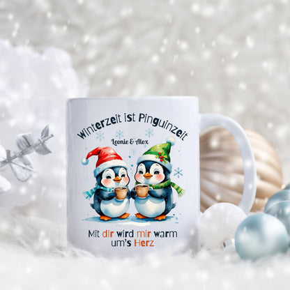 Personalisierte Weihnachtstasse mit zwei süßen Pinguinen, Herz-Spruch und winterlicher Szene – ideal als Geschenk Weihnachten für Freundin, Freund, Partner oder Familie. Wintertasse mit Namen und Spruch „Mit dir wird mir warm ums Herz“. Hochwertiger Keramikbecher mit liebevollem Pinguin-Motiv, perfekt als Nikolausgeschenk, kleines Weihnachtsgeschenk oder Wichtelgeschenk. Geschenkidee für Paare, Männer oder Frauen – romantisch, witzig und emotional. Weihnachtsbecher mit Namen online gestalten.