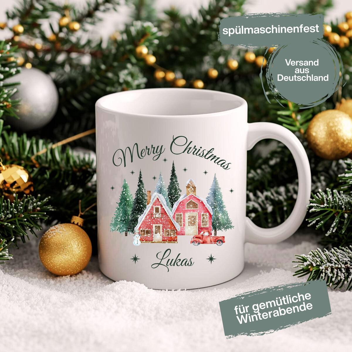 Personalisierte Weihnachtstasse mit Weihnachtsdorf-Motiv, dekoriert mit verschneiten Häusern, Tannenbäumen, rotem Auto und dem Schriftzug „Merry Christmas“. Unten lässt sich der Name individuell einfügen. Die festliche Keramiktasse ist ideal als Weihnachtsgeschenk für Familie, Freunde oder Kolleg:innen. Perfekt geeignet als Wichtelgeschenk, Geschenkidee für die Adventszeit oder als liebevoll gestalteter Winterbecher mit Namenspersonalisierung, für festliche Momente mit Herz und Stil.