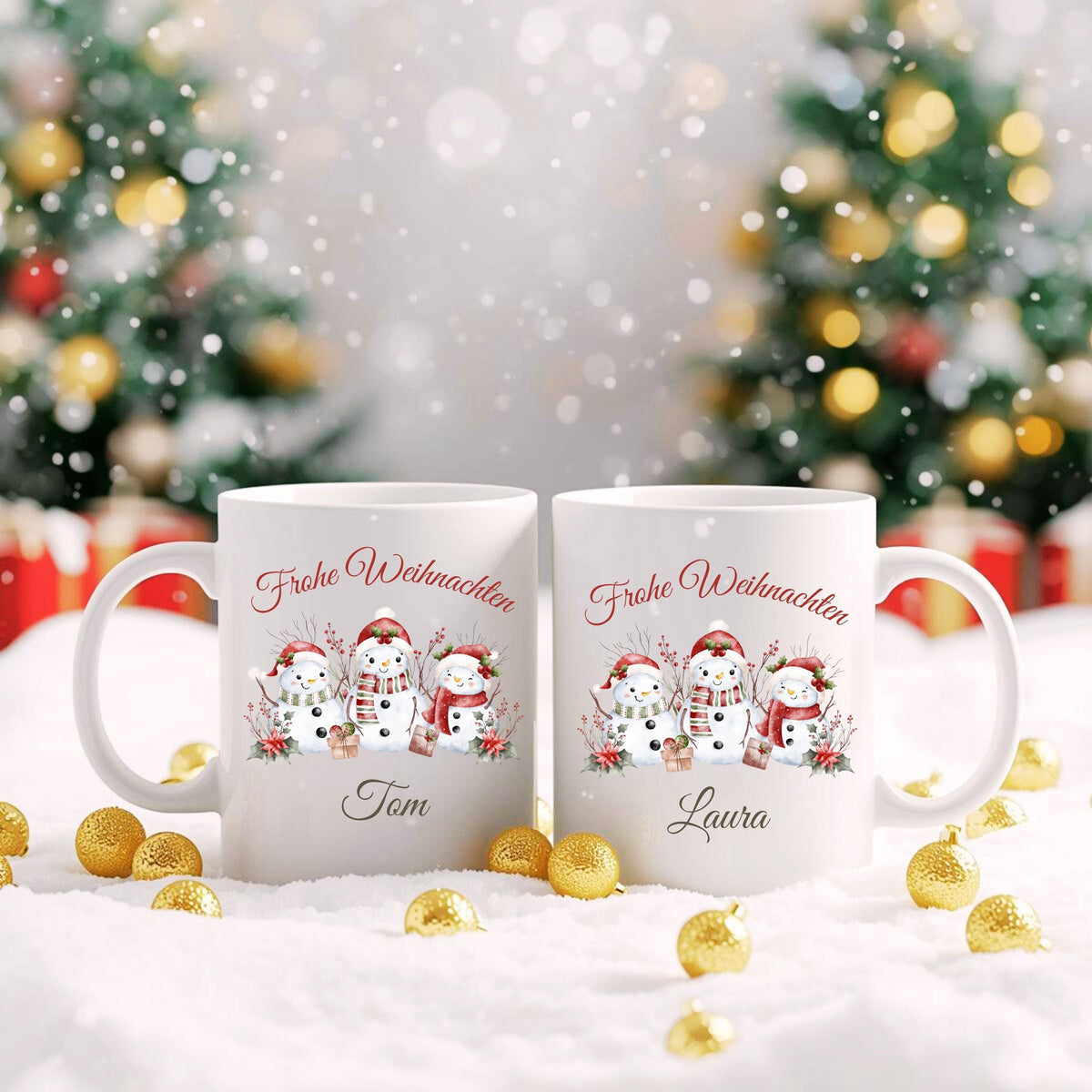 Personalisierte Weihnachtstasse mit winterlichem Schneemann-Motiv, bestehend aus drei festlich geschmückten Schneemännern mit Mütze und Schal sowie dem Schriftzug „Frohe Weihnachten“. Darunter ist der Wunschname – z. B. Sarah – elegant integriert. Diese Keramiktasse eignet sich ideal als individuelles Weihnachtsgeschenk für Freunde, Partner, Kinder oder Familie. Perfekt als Wichtelgeschenk, Nikolausidee oder festlicher Winterbecher für den Advent. Mit liebevollem Design und persönlicher Note.
