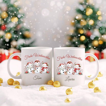 Personalisierte Weihnachtstasse mit winterlichem Schneemann-Motiv, bestehend aus drei festlich geschmückten Schneemännern mit Mütze und Schal sowie dem Schriftzug „Frohe Weihnachten“. Darunter ist der Wunschname – z. B. Sarah – elegant integriert. Diese Keramiktasse eignet sich ideal als individuelles Weihnachtsgeschenk für Freunde, Partner, Kinder oder Familie. Perfekt als Wichtelgeschenk, Nikolausidee oder festlicher Winterbecher für den Advent. Mit liebevollem Design und persönlicher Note.