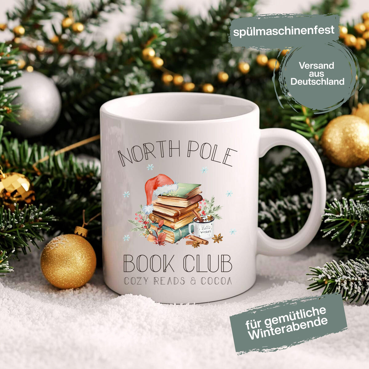 Weihnachtstasse „North Pole Book Club“ mit winterlichem Bücher-Motiv – perfektes Geschenk für Buchliebhaber, Leseratten und Weihnachtsfans. Die Tasse zeigt einen festlich dekorierten Bücherstapel mit Weihnachtsmütze, umgeben von winterlichen Elementen. Ideal als Geschenkidee zu Weihnachten für Vielleser, Buchclub-Mitglieder, Literaturfreunde, Kolleginnen oder Lehrerinnen. Ein liebevolles Präsent für Advent, Nikolaus oder Heiligabend – für gemütliche Lesemomente mit Kakao, Tee oder Kaffee