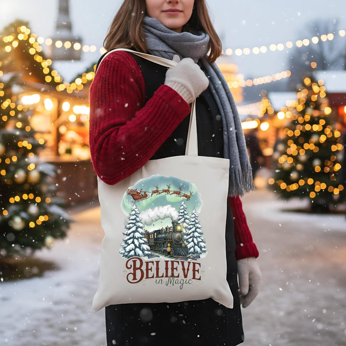 Stofftasche Weihnachten mit „Believe in Magic“-Motiv – ideal als Jutebeutel Weihnachten, Einkaufstasche mit Weihnachtsmotiv, Baumwolltasche festlich bedruckt. Zeigt Weihnachtsmann im Schlitten, Rentiergespann, magischen Winterzug, Tannenbäume und Polarlichter. Perfekt als Weihnachtsgeschenktasche, Tragetasche für Geschenke, Geschenkverpackung oder nachhaltiger Weihnachtsbeutel. Robuste Tragetasche aus Baumwolle, ideal für Bücher, Einkäufe oder als stilvoller Stoffbeutel mit Motiv zur Adventszeit