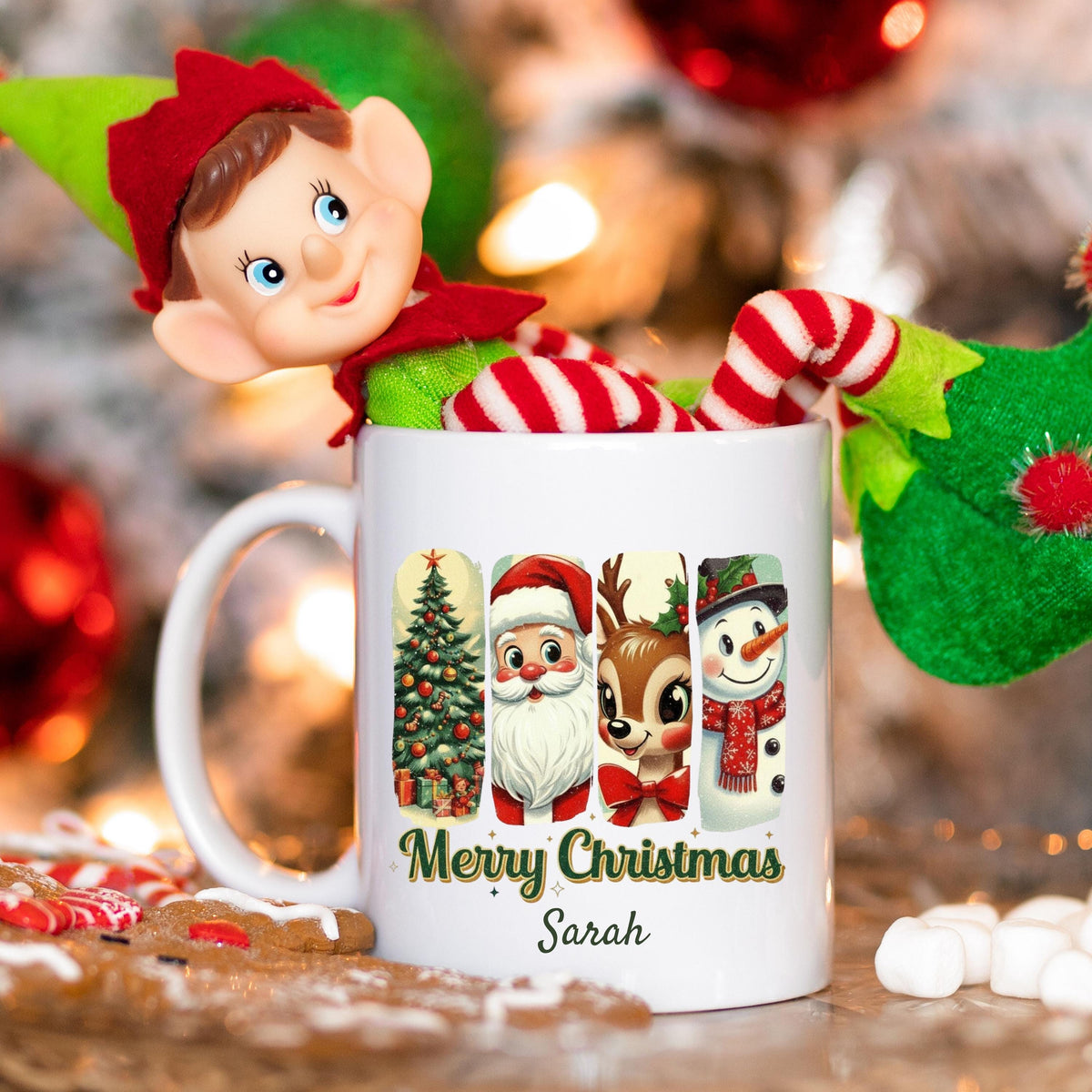 Personalisierte Weihnachtstasse aus Keramik mit klassischem Weihnachtsmotiv – bestehend aus Weihnachtsbaum, Weihnachtsmann, Rentier und Schneemann im charmanten Vintage-Stil. Mit individuellem Wunschnamen (z. B. Sarah) personalisierbar. Perfekt als Weihnachtsgeschenk für Kinder, Partner, Freundinnen oder Familie. Die festliche Illustration macht die Tasse zum Highlight auf dem Frühstückstisch, ideal als Wichtelgeschenk oder liebevolles Präsent für Katzenfreunde, Kollegen oder den Adventskalender