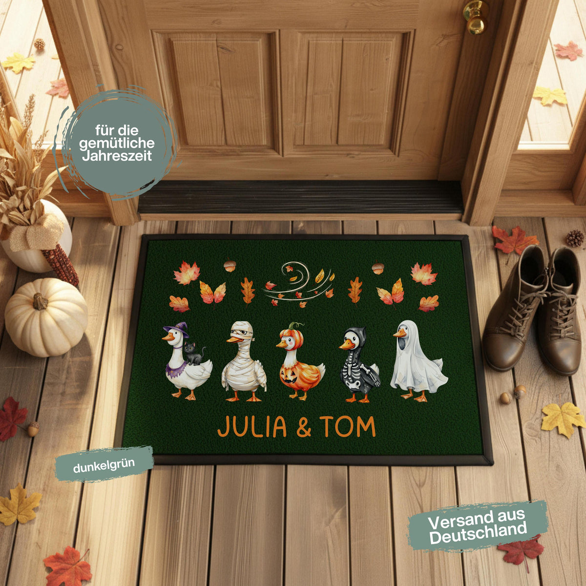 Personalisierte Fußmatte mit Namen für Haustür und Eingang, Herbst Fußmatte und Halloween Fußmatte mit lustigen Gänsen. Individuelle bedruckte Fußmatte als Herbstdeko, Halloween Deko und personalisierte Deko für Zuhause. Lustige Fußmatte mit Gänsen als Geschenk zum Einzug, Geschenk fürs neue Haus, Herbst Geschenk für Familien und Paare. Personalisierte Fußmatte Haus in 3 Größen und 5 Farben, hochwertige Fußmatte mit Gummirand für Eingangsbereich, Herbst und Halloween.