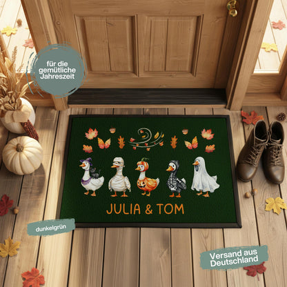 Personalisierte Fußmatte mit Namen für Haustür und Eingang, Herbst Fußmatte und Halloween Fußmatte mit lustigen Gänsen. Individuelle bedruckte Fußmatte als Herbstdeko, Halloween Deko und personalisierte Deko für Zuhause. Lustige Fußmatte mit Gänsen als Geschenk zum Einzug, Geschenk fürs neue Haus, Herbst Geschenk für Familien und Paare. Personalisierte Fußmatte Haus in 3 Größen und 5 Farben, hochwertige Fußmatte mit Gummirand für Eingangsbereich, Herbst und Halloween.