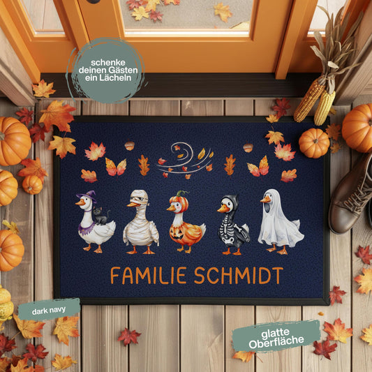 Personalisierte Fußmatte mit Namen für Haustür und Eingang, Herbst Fußmatte und Halloween Fußmatte mit lustigen Gänsen. Individuelle bedruckte Fußmatte als Herbstdeko, Halloween Deko und personalisierte Deko für Zuhause. Lustige Fußmatte mit Gänsen als Geschenk zum Einzug, Geschenk fürs neue Haus, Herbst Geschenk für Familien und Paare. Personalisierte Fußmatte Haus in 3 Größen und 5 Farben, hochwertige Fußmatte mit Gummirand für Eingangsbereich, Herbst und Halloween.