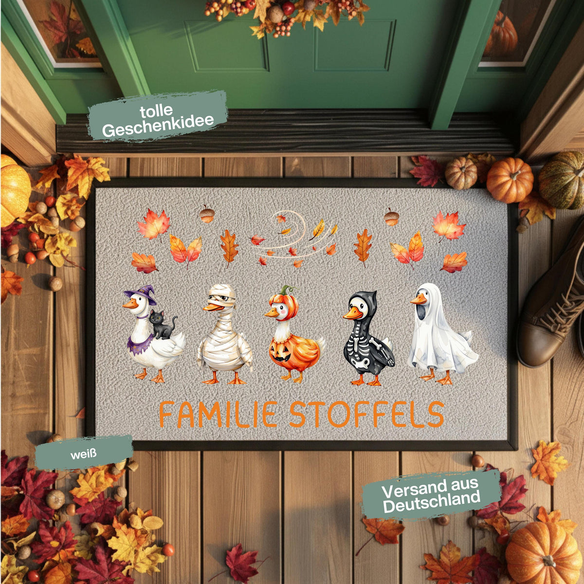 Personalisierte Fußmatte mit Namen für Haustür und Eingang, Herbst Fußmatte und Halloween Fußmatte mit lustigen Gänsen. Individuelle bedruckte Fußmatte als Herbstdeko, Halloween Deko und personalisierte Deko für Zuhause. Lustige Fußmatte mit Gänsen als Geschenk zum Einzug, Geschenk fürs neue Haus, Herbst Geschenk für Familien und Paare. Personalisierte Fußmatte Haus in 3 Größen und 5 Farben, hochwertige Fußmatte mit Gummirand für Eingangsbereich, Herbst und Halloween.