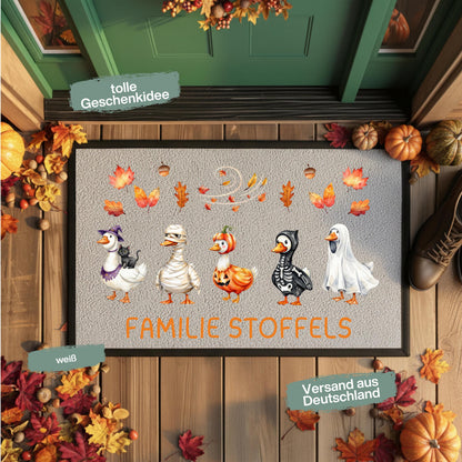 Personalisierte Fußmatte mit Namen für Haustür und Eingang, Herbst Fußmatte und Halloween Fußmatte mit lustigen Gänsen. Individuelle bedruckte Fußmatte als Herbstdeko, Halloween Deko und personalisierte Deko für Zuhause. Lustige Fußmatte mit Gänsen als Geschenk zum Einzug, Geschenk fürs neue Haus, Herbst Geschenk für Familien und Paare. Personalisierte Fußmatte Haus in 3 Größen und 5 Farben, hochwertige Fußmatte mit Gummirand für Eingangsbereich, Herbst und Halloween.