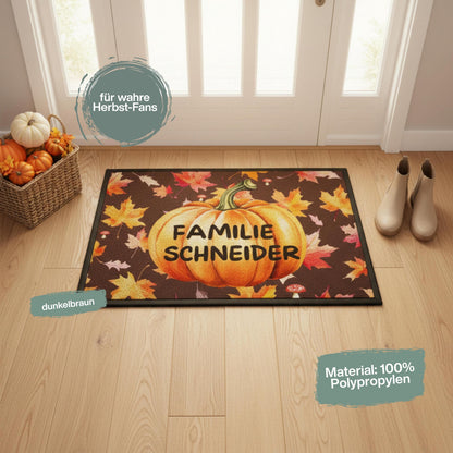 Personalisierte Herbst Fußmatte mit Namen für Haustür und Eingang, Kürbis Fußmatte mit buntem Herbstlaub als individuelle Herbstdeko. Bedruckte Fußmatte personalisiert für Familie und Paare, Geschenk zum Einzug, Geschenk fürs neue Haus und Herbst Geschenk für Kürbisfans. Personalisierte Fußmatte Familie in 3 Größen und 5 Farben mit rutschfestem Gummirand. Herbst Fußmatte, Kürbis Deko und personalisierte Eingangsmatte für die gemütliche Jahreszeit, Produktion und Versand aus Deutschland.