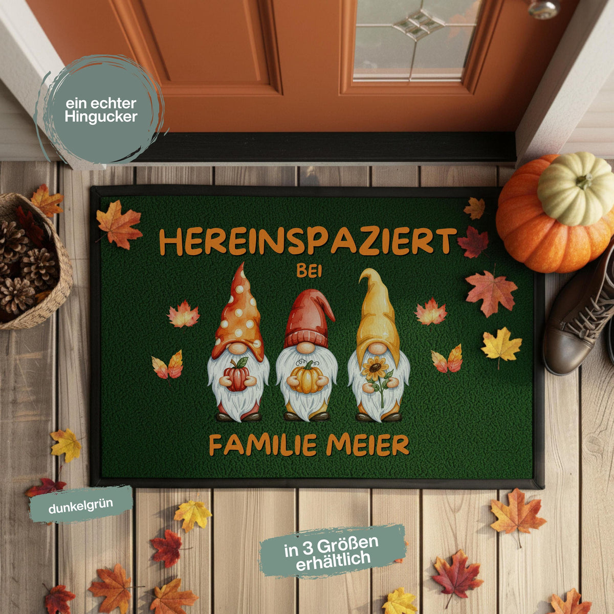 Personalisierte Fußmatte mit Namen für Familie als Herbstdeko für Haustür und Eingangsbereich. Herbst Fußmatte mit drei Wichteln, Kürbissen, Sonnenblume und buntem Herbstlaub sowie dem Spruch Hereinspaziert bei und individueller Personalisierung mit Vornamen, Familienname oder Wunschtext. Individuelle Fußmatte Familie in 3 Größen und 5 Farben, Geschenk zum Einzug, Herbst Geschenk, Wichtel Fußmatte und personalisierte Deko für Haus und Wohnung. Herbst Fußmatte personalisiert mit Namen