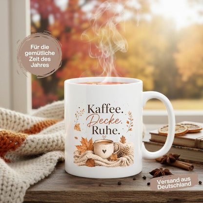 Herbst Tasse Kaffee Decke Ruhe als Geschenk für beste Freundin und Geschenk für Kaffeeliebhaber. Weiße Keramiktasse 330 ml mit gemütlichem Herbstmotiv, Kaffeetasse, Decke und Herbstblättern. Die Herbsttasse eignet sich als Me Time Geschenk, Selfcare Geschenk, Herbst Geschenk und Kaffeeliebhaber Geschenk. Keramiktasse für Cozy Season, Herbstzeit und gemütliche Kaffeemomente, spülmaschinenfest und ideal als Tasse mit Herbstmotiv, Herbst Kaffeebecher oder Geschenkidee für Kaffeeliebhaber.