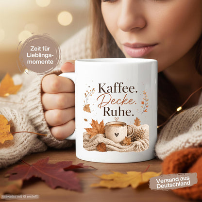 Herbst Tasse Kaffee Decke Ruhe als Geschenk für beste Freundin und Geschenk für Kaffeeliebhaber. Weiße Keramiktasse 330 ml mit gemütlichem Herbstmotiv, Kaffeetasse, Decke und Herbstblättern. Die Herbsttasse eignet sich als Me Time Geschenk, Selfcare Geschenk, Herbst Geschenk und Kaffeeliebhaber Geschenk. Keramiktasse für Cozy Season, Herbstzeit und gemütliche Kaffeemomente, spülmaschinenfest und ideal als Tasse mit Herbstmotiv, Herbst Kaffeebecher oder Geschenkidee für Kaffeeliebhaber.