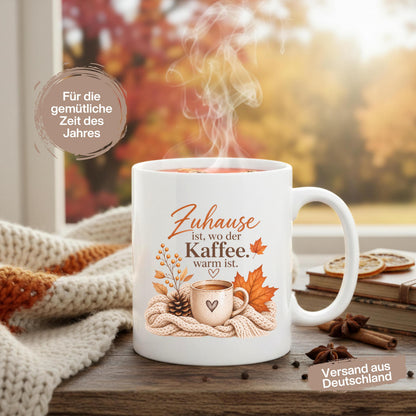 Herbst Tasse Zuhause ist wo der Kaffee warm ist als Geschenk für beste Freundin und Geschenk für Kaffeeliebhaber. Weiße Keramiktasse 330 ml mit gemütlichem Herbstmotiv, Kaffee, Strickdecke und Herbstblättern. Die Herbsttasse eignet sich als Kaffeeliebhaber Geschenk, Me Time Geschenk, Selfcare Geschenk und Herbst Geschenk. Kaffeetasse Herbst für Cozy Season und Herbstzeit, spülmaschinenfeste Keramiktasse als Tasse mit Herbstmotiv und Geschenkidee für Kaffeeliebhaber.