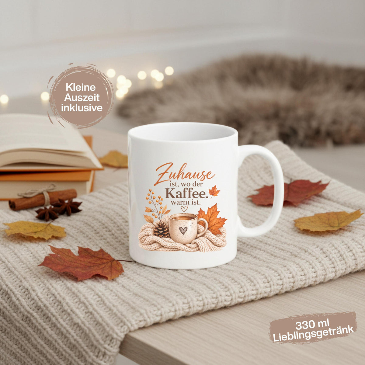 Herbst Tasse Zuhause ist wo der Kaffee warm ist als Geschenk für beste Freundin und Geschenk für Kaffeeliebhaber. Weiße Keramiktasse 330 ml mit gemütlichem Herbstmotiv, Kaffee, Strickdecke und Herbstblättern. Die Herbsttasse eignet sich als Kaffeeliebhaber Geschenk, Me Time Geschenk, Selfcare Geschenk und Herbst Geschenk. Kaffeetasse Herbst für Cozy Season und Herbstzeit, spülmaschinenfeste Keramiktasse als Tasse mit Herbstmotiv und Geschenkidee für Kaffeeliebhaber.