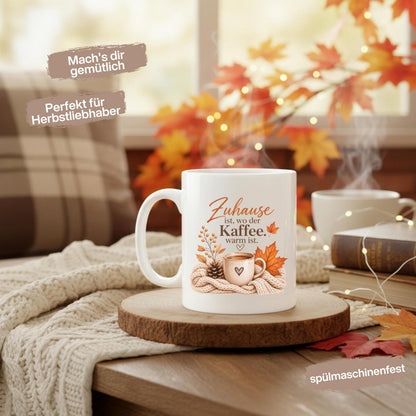 Herbst Tasse Zuhause ist wo der Kaffee warm ist als Geschenk für beste Freundin und Geschenk für Kaffeeliebhaber. Weiße Keramiktasse 330 ml mit gemütlichem Herbstmotiv, Kaffee, Strickdecke und Herbstblättern. Die Herbsttasse eignet sich als Kaffeeliebhaber Geschenk, Me Time Geschenk, Selfcare Geschenk und Herbst Geschenk. Kaffeetasse Herbst für Cozy Season und Herbstzeit, spülmaschinenfeste Keramiktasse als Tasse mit Herbstmotiv und Geschenkidee für Kaffeeliebhaber.