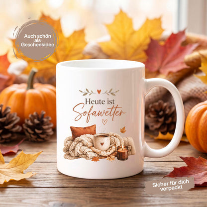 Herbst Tasse Heute ist Sofawetter als Geschenk für beste Freundin und Geschenk für Kaffeeliebhaber. Weiße Keramiktasse 330 ml mit gemütlichem Herbstmotiv, Kaffee, Decke, Kerze und Herbstblättern. Herbsttasse als Kaffeeliebhaber Geschenk, Me Time Geschenk, Selfcare Geschenk und Herbst Geschenk. Kaffeetasse Herbst für Cozy Season und Herbstzeit, spülmaschinenfeste Keramiktasse als Tasse mit Herbstmotiv und gemütliche Geschenkidee für Kaffeeliebhaber.