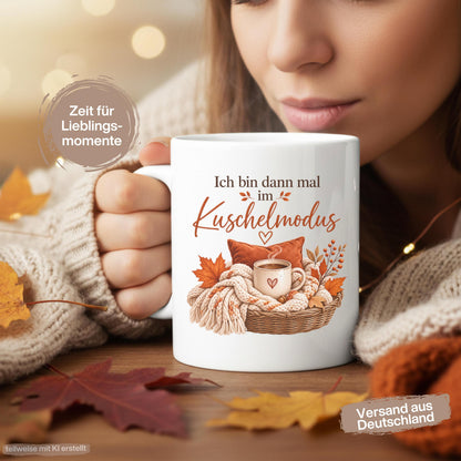 Herbst Tasse Ich bin dann mal im Kuschelmodus als Geschenk für beste Freundin und Geschenk für Kaffeeliebhaber. Weiße Keramiktasse 330 ml mit gemütlichem Herbstmotiv, Kaffee, Strickdecke, Kissen und Herbstblättern. Herbsttasse als Kaffeeliebhaber Geschenk, Me Time Geschenk, Selfcare Geschenk und Herbst Geschenk. Kaffeetasse Herbst für Cozy Season und Herbstzeit, spülmaschinenfeste Keramiktasse als Tasse mit Herbstmotiv und Geschenkidee für Kaffeeliebhaber.