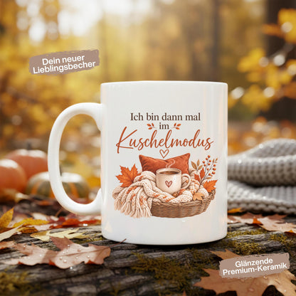 Herbst Tasse Ich bin dann mal im Kuschelmodus als Geschenk für beste Freundin und Geschenk für Kaffeeliebhaber. Weiße Keramiktasse 330 ml mit gemütlichem Herbstmotiv, Kaffee, Strickdecke, Kissen und Herbstblättern. Herbsttasse als Kaffeeliebhaber Geschenk, Me Time Geschenk, Selfcare Geschenk und Herbst Geschenk. Kaffeetasse Herbst für Cozy Season und Herbstzeit, spülmaschinenfeste Keramiktasse als Tasse mit Herbstmotiv und Geschenkidee für Kaffeeliebhaber.