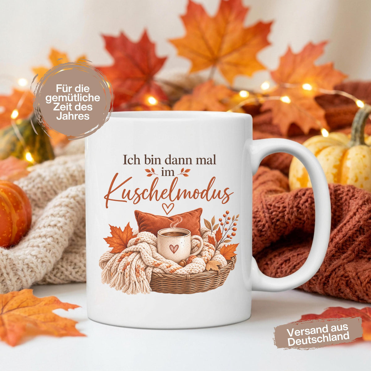 Herbst Tasse Ich bin dann mal im Kuschelmodus als Geschenk für beste Freundin und Geschenk für Kaffeeliebhaber. Weiße Keramiktasse 330 ml mit gemütlichem Herbstmotiv, Kaffee, Strickdecke, Kissen und Herbstblättern. Herbsttasse als Kaffeeliebhaber Geschenk, Me Time Geschenk, Selfcare Geschenk und Herbst Geschenk. Kaffeetasse Herbst für Cozy Season und Herbstzeit, spülmaschinenfeste Keramiktasse als Tasse mit Herbstmotiv und Geschenkidee für Kaffeeliebhaber.