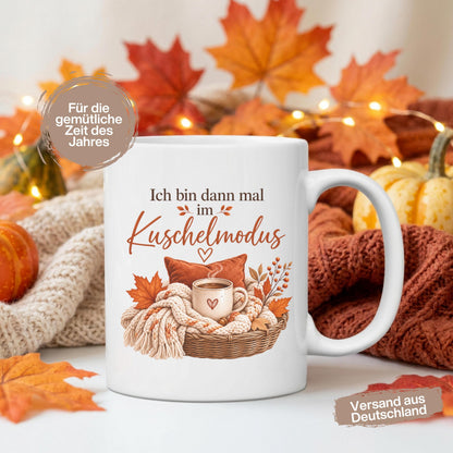 Herbst Tasse Ich bin dann mal im Kuschelmodus als Geschenk für beste Freundin und Geschenk für Kaffeeliebhaber. Weiße Keramiktasse 330 ml mit gemütlichem Herbstmotiv, Kaffee, Strickdecke, Kissen und Herbstblättern. Herbsttasse als Kaffeeliebhaber Geschenk, Me Time Geschenk, Selfcare Geschenk und Herbst Geschenk. Kaffeetasse Herbst für Cozy Season und Herbstzeit, spülmaschinenfeste Keramiktasse als Tasse mit Herbstmotiv und Geschenkidee für Kaffeeliebhaber.