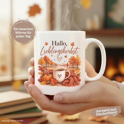 Herbst Tasse Hallo Lieblingsherbst als Geschenk für beste Freundin und Geschenk für Kaffeeliebhaber. Weiße Keramiktasse 330 ml mit Kürbis, Kaffee, Herbstblättern, Strickdecke und herbstlicher Landschaft. Kürbis Tasse und Herbsttasse als Kaffeeliebhaber Geschenk, Herbst Geschenk und gemütliche Tasse für Cozy Season. Kaffeetasse Herbst als Keramiktasse mit Herbstmotiv für Herbstzeit, Me Time, Kaffee- und Kürbisfans, produziert und versendet aus Deutschland.  Herbstgeschenke Cozy season