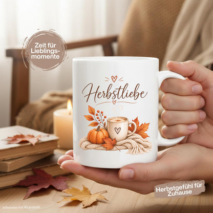 Herbst Tasse Herbstliebe als Geschenk für beste Freundin und Geschenk für Kaffeeliebhaber. Weiße Keramiktasse 330 ml mit Kürbis, Kaffee, Herbstblättern und kuscheliger Strickdecke. Kürbis Tasse und Herbsttasse als Kaffeeliebhaber Geschenk, Herbst Geschenk und gemütliche Tasse für Cozy Season. Kaffeetasse Herbst als Keramiktasse mit Herbstmotiv für Herbstzeit, Me Time, Selfcare, Kaffee- und Kürbisfans, produziert und versendet aus Deutschland. geschenk beste freundin, geschenk kaffeeliebhaber