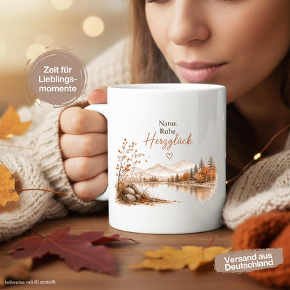 Herbst Tasse mit Spruch als Geschenk für beste Freundin und Geschenk für Kaffeeliebhaber. Weiße Keramiktasse 330 ml mit „Natur. Ruhe. Herzglück.“ und herbstlichem Naturmotiv mit Bergen, See und Bäumen. Herbsttasse und Kaffeeliebhaber Geschenk für Herbstzeit und Cozy Season, Herbst Geschenk für Freundin, Mama, Schwester und Naturfreunde sowie Me Time Geschenk und Selfcare Geschenk. Keramiktasse und Tasse Herbst für gemütliche Kaffee- und Teemomente, Produktion und Versand aus Deutschland.