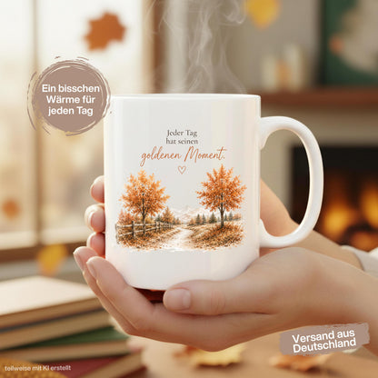 Herbst Tasse mit Spruch „Jeder Tag hat seinen goldenen Moment“ als Geschenk für beste Freundin und Geschenk für Kaffeeliebhaber. Weiße Keramiktasse 330 ml beidseitig bedruckt mit herbstlicher Landschaft, goldenen Bäumen und warmen Naturfarben. Herbsttasse für Herbstzeit und Cozy Season, Kaffeeliebhaber Geschenk, Herbst Geschenk, Selfcare Geschenk und Me Time Geschenk für Freundin, Mama oder Schwester. Keramiktasse mit Produktion und Versand aus Deutschland.  geschenk beste freundin, Herbsttasse