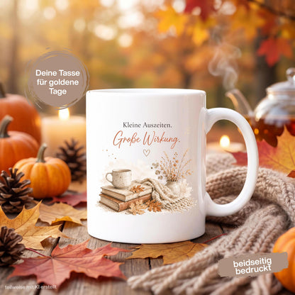 Herbst Tasse mit Spruch „Kleine Auszeiten. Große Wirkung“ als Me Time Geschenk, Selfcare Geschenk und Geschenk für beste Freundin. Weiße Keramiktasse, ideal als Geschenk für Kaffeeliebhaber und Kaffeeliebhaber Geschenk. Herbsttasse für Herbstzeit und Cozy Season mit gemütlichem Motiv aus  Herbstblättern. Keramiktasse als Herbst Geschenk für Freundin, Mama, Schwester, Leseratten und Kaffeefans. Gemütliche Tasse Herbst für entspannte Kaffeepausen, Lesestunden und kleine Auszeiten im Alltag.