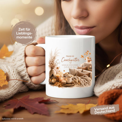Herbst Tasse mit Spruch „Heute ist Couchwetter“ als Me Time Geschenk, Selfcare Geschenk und Geschenk für beste Freundin. Weiße Keramiktasse 330 ml beidseitig bedruckt mit gemütlichem Herbstmotiv aus Couch, Strickdecken, Kissen, Kaffeetasse, Kerzen und Herbstblättern. Herbsttasse für Herbstzeit und Cozy Season, ideal als Geschenk für Kaffeeliebhaber, Freundin, Mama oder Schwester und für gemütliche Kaffee- und Teemomente zu Hause. Tasse Couchwetter Cozy Season, Geschenk Herbstfans Herbstzeit