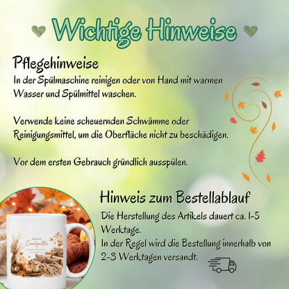 Herbst Tasse mit Spruch „Heute ist Couchwetter“ als Me Time Geschenk, Selfcare Geschenk und Geschenk für beste Freundin. Weiße Keramiktasse 330 ml beidseitig bedruckt mit gemütlichem Herbstmotiv aus Couch, Strickdecken, Kissen, Kaffeetasse, Kerzen und Herbstblättern. Herbsttasse für Herbstzeit und Cozy Season, ideal als Geschenk für Kaffeeliebhaber, Freundin, Mama oder Schwester und für gemütliche Kaffee- und Teemomente zu Hause. Tasse Couchwetter Cozy Season, Geschenk Herbstfans Herbstzeit