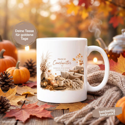 Herbst Tasse mit Spruch „Heute ist Couchwetter“ als Me Time Geschenk, Selfcare Geschenk und Geschenk für beste Freundin. Weiße Keramiktasse 330 ml beidseitig bedruckt mit gemütlichem Herbstmotiv aus Couch, Strickdecken, Kissen, Kaffeetasse, Kerzen und Herbstblättern. Herbsttasse für Herbstzeit und Cozy Season, ideal als Geschenk für Kaffeeliebhaber, Freundin, Mama oder Schwester und für gemütliche Kaffee- und Teemomente zu Hause. Tasse Couchwetter Cozy Season, Geschenk Herbstfans Herbstzeit