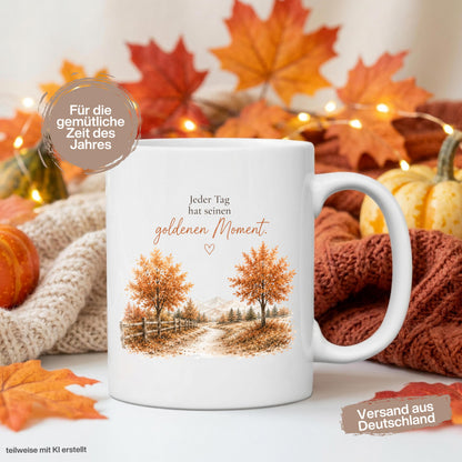Herbst Tasse mit Spruch „Jeder Tag hat seinen goldenen Moment“ als Geschenk für beste Freundin und Geschenk für Kaffeeliebhaber. Weiße Keramiktasse 330 ml beidseitig bedruckt mit herbstlicher Landschaft, goldenen Bäumen und warmen Naturfarben. Herbsttasse für Herbstzeit und Cozy Season, Kaffeeliebhaber Geschenk, Herbst Geschenk, Selfcare Geschenk und Me Time Geschenk für Freundin, Mama oder Schwester. Keramiktasse mit Produktion und Versand aus Deutschland.  geschenk beste freundin, Herbsttasse