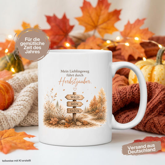 Herbst Tasse mit Spruch „Mein Lieblingsweg führt durch Herbstzauber“ als Geschenk für beste Freundin und Geschenk für Kaffeeliebhaber. Weiße Keramiktasse 330 ml beidseitig bedruckt mit herbstlichem Waldmotiv und Wegweiser Wald Seen Glück. Herbsttasse für Herbstzeit, Cozy Season, Naturfreunde und Waldliebhaber. Kaffeeliebhaber Geschenk, Herbst Geschenk, Me Time Geschenk und Selfcare Geschenk für Freundin, Mama oder Schwester. geschenk beste freundin, geschenk kaffeeliebhaber, herbsttasse