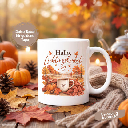 Herbst Tasse Hallo Lieblingsherbst als Geschenk für beste Freundin und Geschenk für Kaffeeliebhaber. Weiße Keramiktasse 330 ml mit Kürbis, Kaffee, Herbstblättern, Strickdecke und herbstlicher Landschaft. Kürbis Tasse und Herbsttasse als Kaffeeliebhaber Geschenk, Herbst Geschenk und gemütliche Tasse für Cozy Season. Kaffeetasse Herbst als Keramiktasse mit Herbstmotiv für Herbstzeit, Me Time, Kaffee- und Kürbisfans, produziert und versendet aus Deutschland.  Herbstgeschenke Cozy season