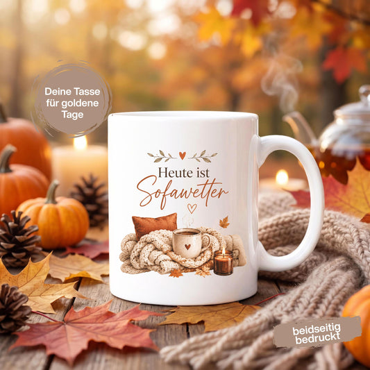 Herbst Tasse Heute ist Sofawetter als Geschenk für beste Freundin und Geschenk für Kaffeeliebhaber. Weiße Keramiktasse 330 ml mit gemütlichem Herbstmotiv, Kaffee, Decke, Kerze und Herbstblättern. Herbsttasse als Kaffeeliebhaber Geschenk, Me Time Geschenk, Selfcare Geschenk und Herbst Geschenk. Kaffeetasse Herbst für Cozy Season und Herbstzeit, spülmaschinenfeste Keramiktasse als Tasse mit Herbstmotiv und gemütliche Geschenkidee für Kaffeeliebhaber.